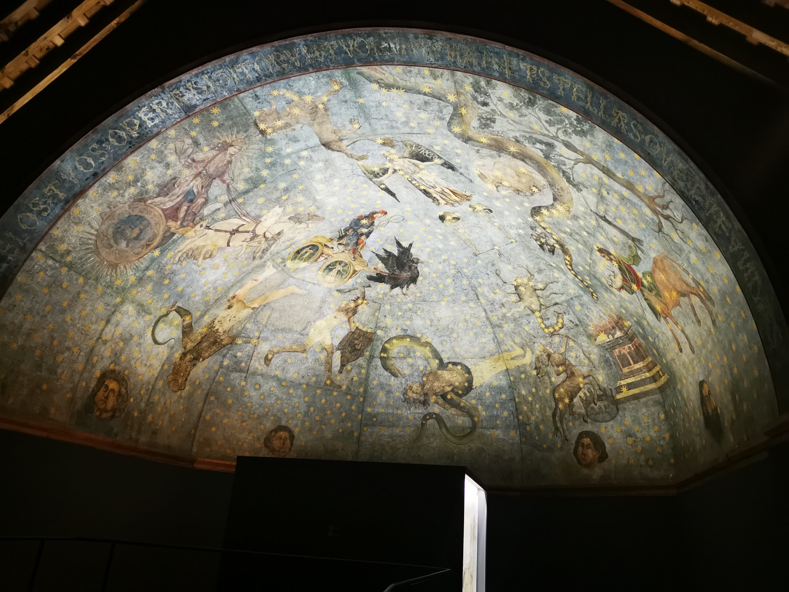 El Cielo de Salamanca, Universidad de Salamanca, España: una bóveda de piedra pintada en el s.XV para imitar la ilusión óptica de la bóveda celeste.