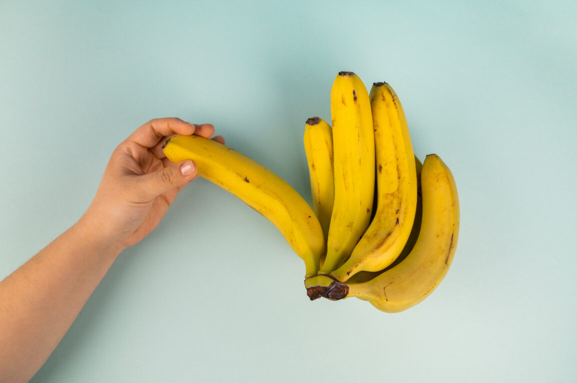 Mujer elige un plátano 