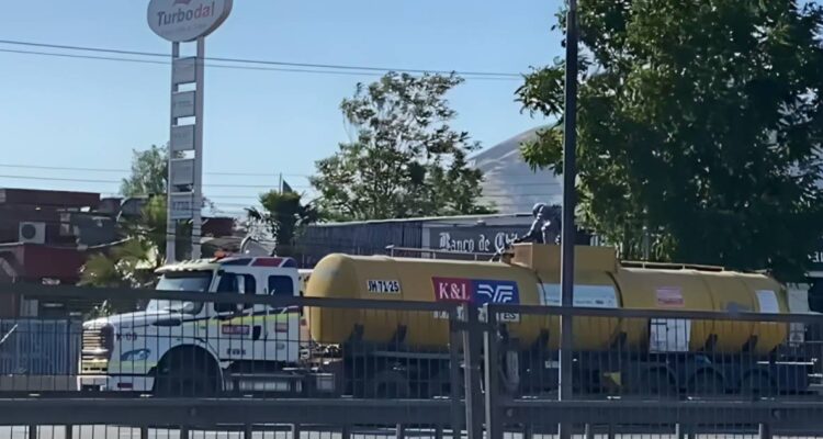 Emergencia química: camión con cloruro ferroso sufre fuga en medio de la Autopista Central