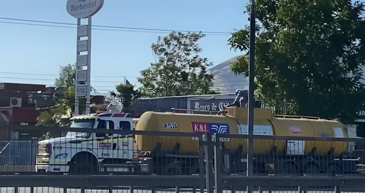 Emergencia química: camión con cloruro ferroso sufre fuga en medio de la Autopista Central