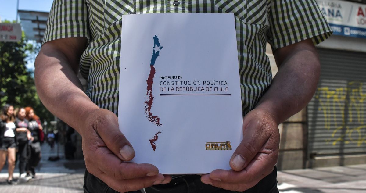 La última encuesta Cadem muestra una mínima diferencia menor a 10% entre las opciones En Contra y A Favor, previo al Plebiscito Constitucional.