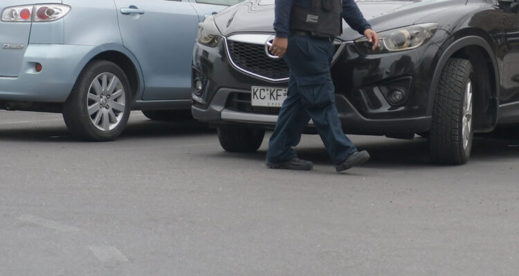 Mall deberá indemnizar a clienta que sufrió robo de vehículo en estacionamiento del centro comercial