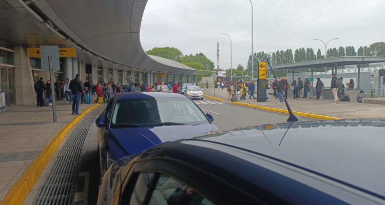 evacúan aeropuerto carriel sur