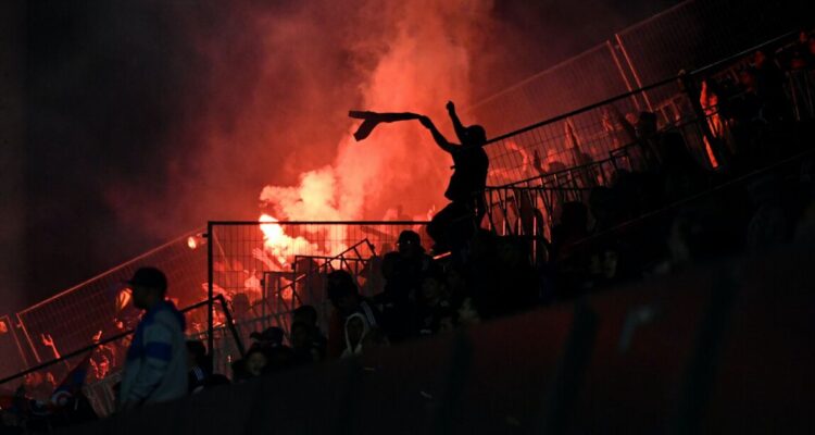 Everton condena enérgicamente ataque “artero y cobarde” de barristas de La U a personal de utilería