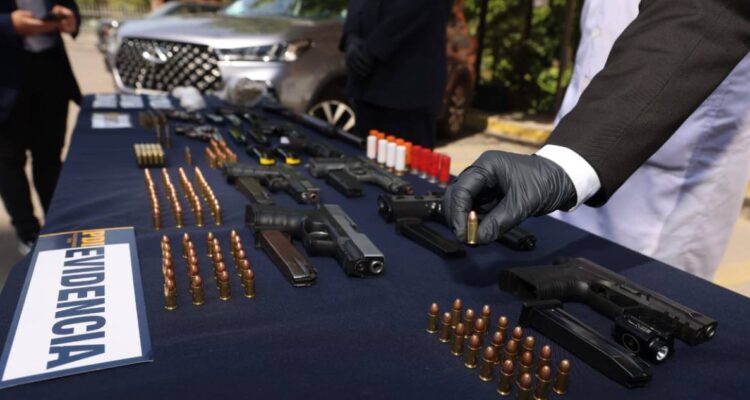 Ocho detenidos por uso de armas de fuego: las ocultaban en sedes sociales de Lo Espejo