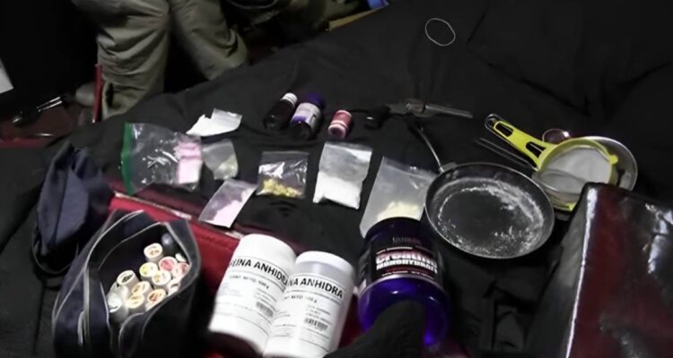 Allanamientos simultáneos en la RM resultan con 3 detenidos, decomiso de droga, armas y $13 millones