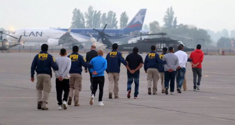 Gobierno confirma que 4 migrantes que debían ser expulsados quedaron libres tras presentar un recurso