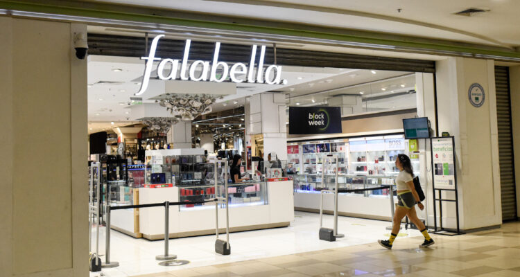 ¿Afectará a AFP?: Falabella se fue a rojo en Bolsa tras bajar al grado de “basura” en mercado de bonos