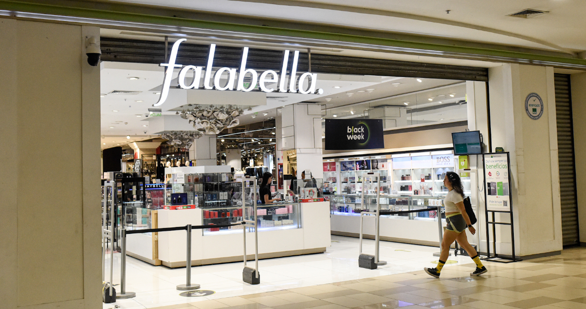 ¿Afectará a AFP?: Falabella se fue a rojo en Bolsa tras bajar al grado de “basura” en mercado de bonos