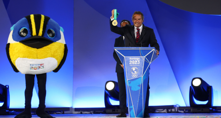 Fiu es condecorado con la medalla de oro en el cierre de los Panamericanos.