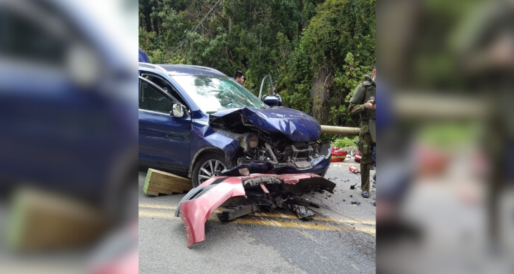 Dos heridos graves deja colisión frontal entre dos vehículos en Villarrica