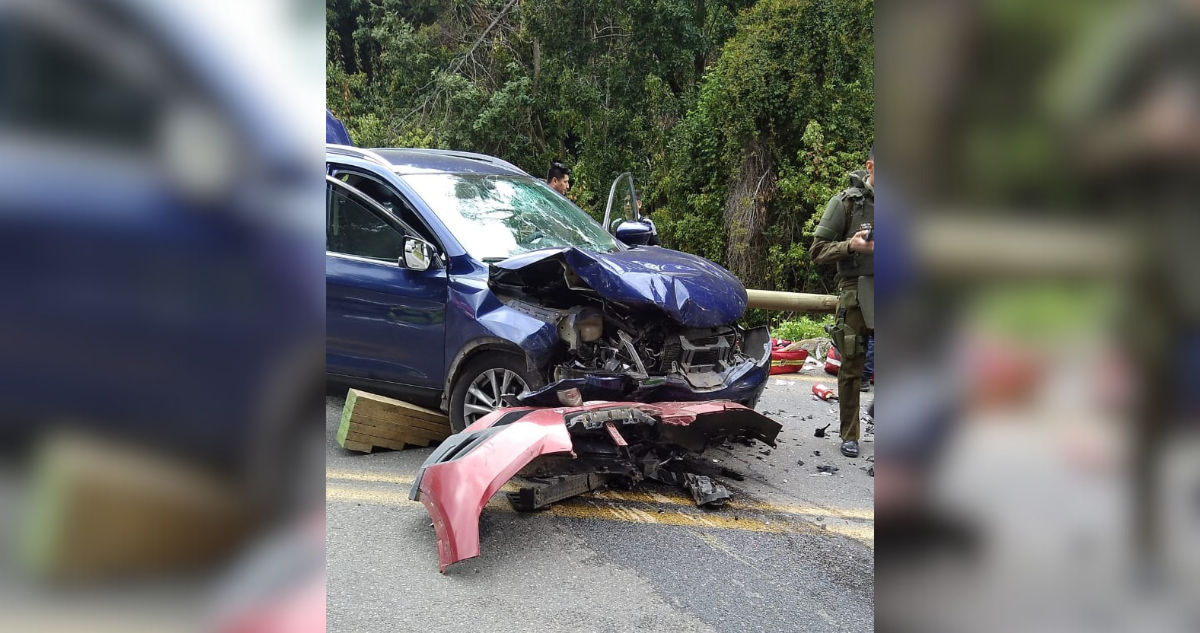 Dos heridos graves deja colisión frontal entre dos vehículos en Villarrica