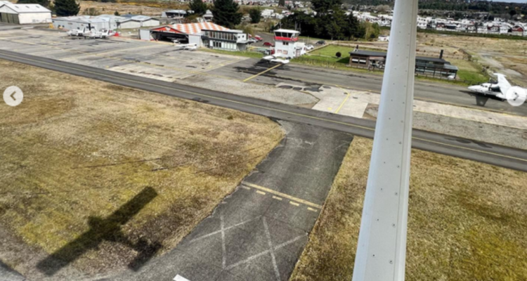 El aeródromo de Frutillar actualmente cuenta con un moderno sistema de iluminación, con el cual podrá operar en horario nocturno o con escasa visibilidad.