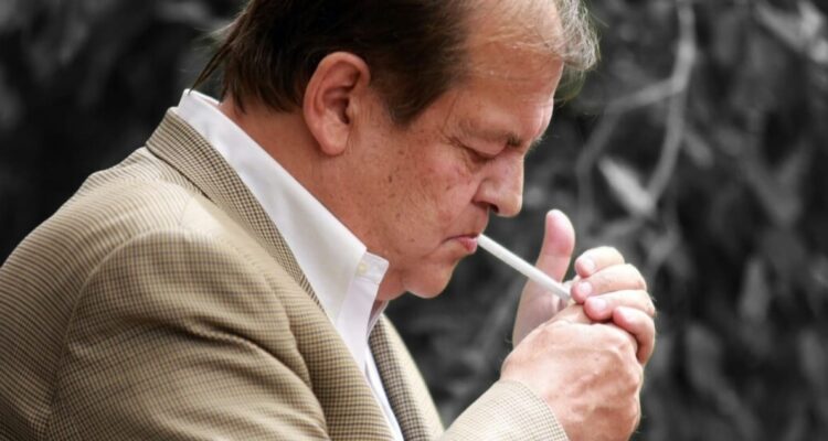 Francisco Vidal encendiendo un cigarro