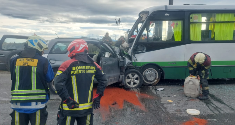 Fuerte colisión entre micro y vehículo menor en autopista de Puerto Montt