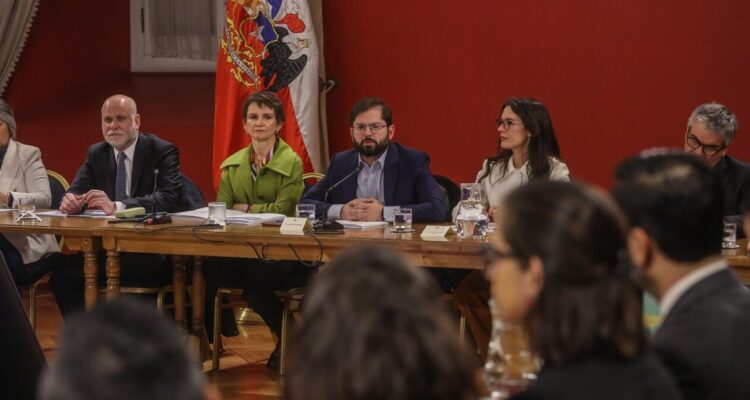 El presidente Gabriel Boric y su gabinete, afectados en la encuesta Cadem.