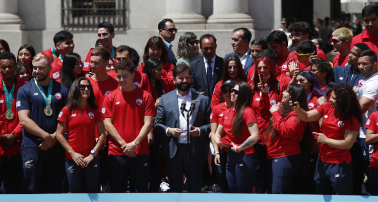 Gabriel Boric recibe al Team Chile en La Moneda.