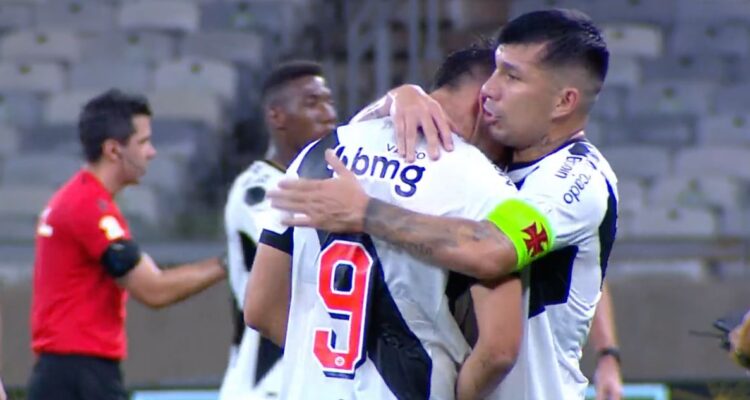 Con un abrazo apretado: el capitán Gary Medel consoló a compañero de Vasco que falló un gol increíble