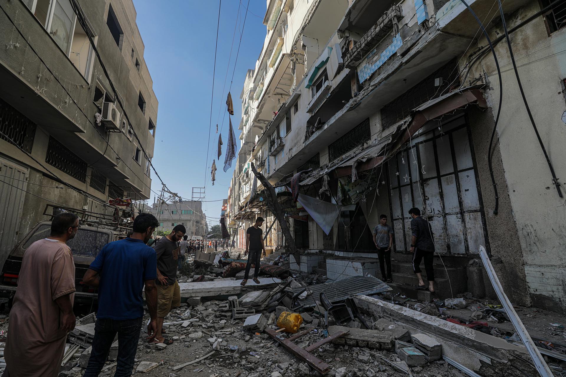 Civiles examinan la destrucción tras los ataques aéreos israelíes en el barrio de Al Zaitun, en Gaza