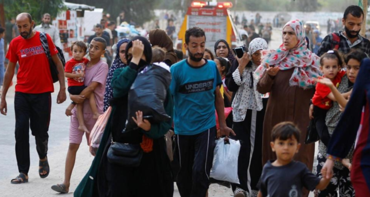 Palestinos huyen de sus hogares en Khan Younis, en medio de ataques en el sur de la Franja de Gaza