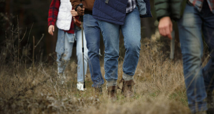 Grupo de personas haciendo senderismo en zonas rurales con riesgo de hantavirus.
