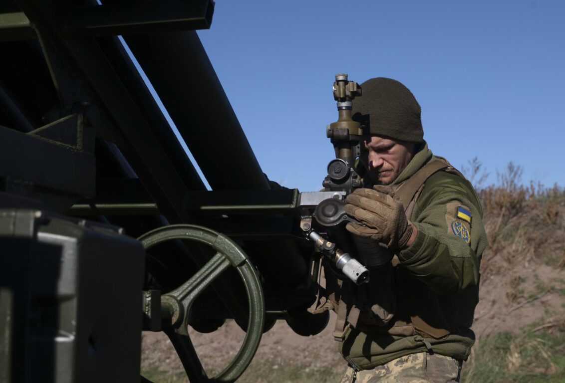 Un soldado ucraniano se prepara para disparar lanzacohetes en Zaporiyia 