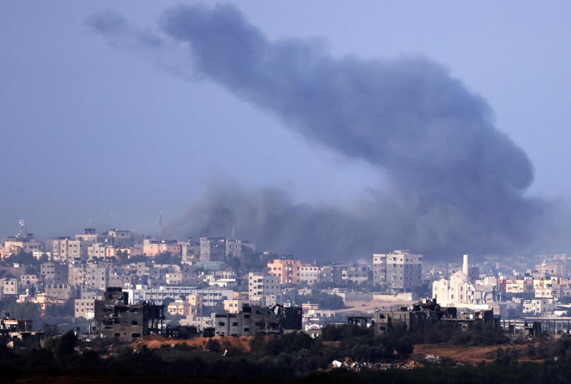 El humo sale de las ruinas de edificios destruidos en la parte norte de la Franja de Gaza, visto desde Sderot (Israel)