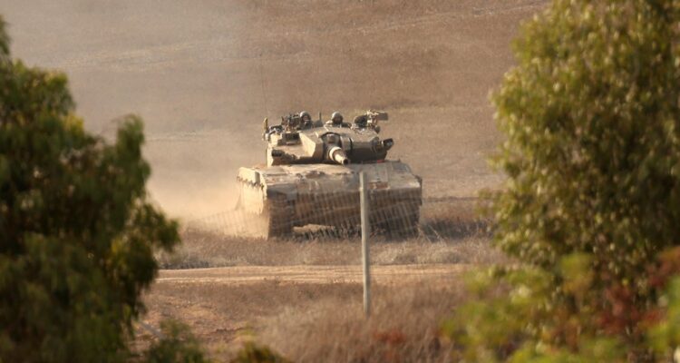 Un tanque israelí maniobra a lo largo de la frontera con la Franja de Gaza