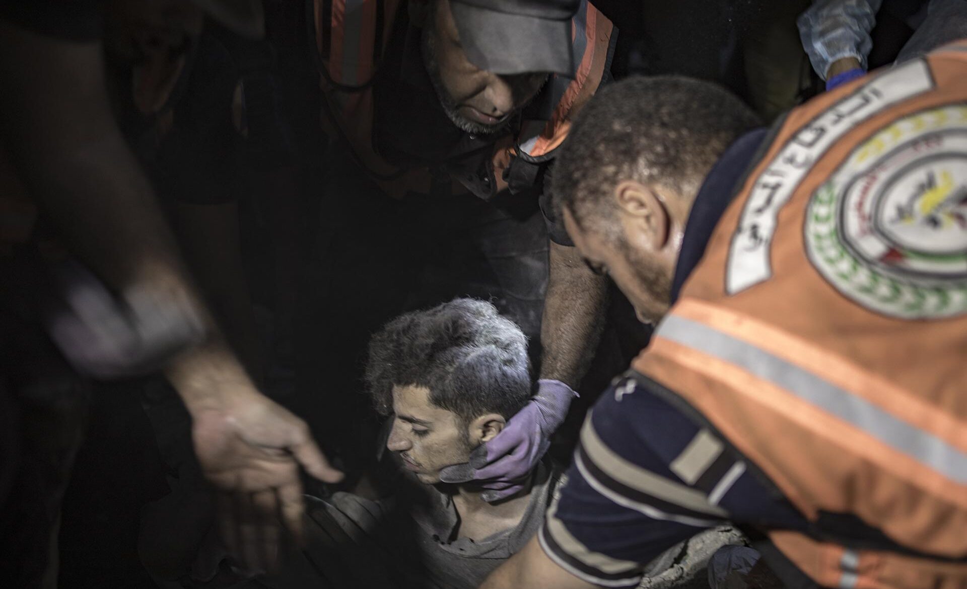 Un hombre es rescatado de los escombros de un edificio residencial tras un ataque israelí en Jan Yunis