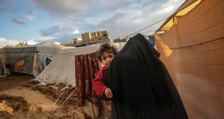 Palestinos que huyeron de un refugio en Gaza buscan un nuevo hogar en Yhan Kounis