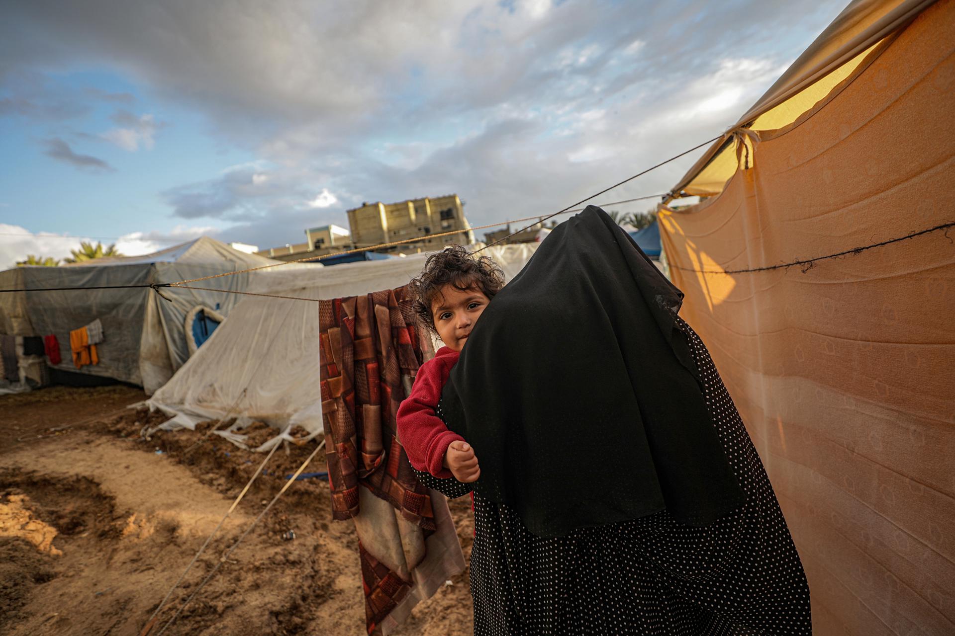 Palestinos que huyeron de un refugio en Gaza buscan un nuevo hogar en Yhan Kounis
