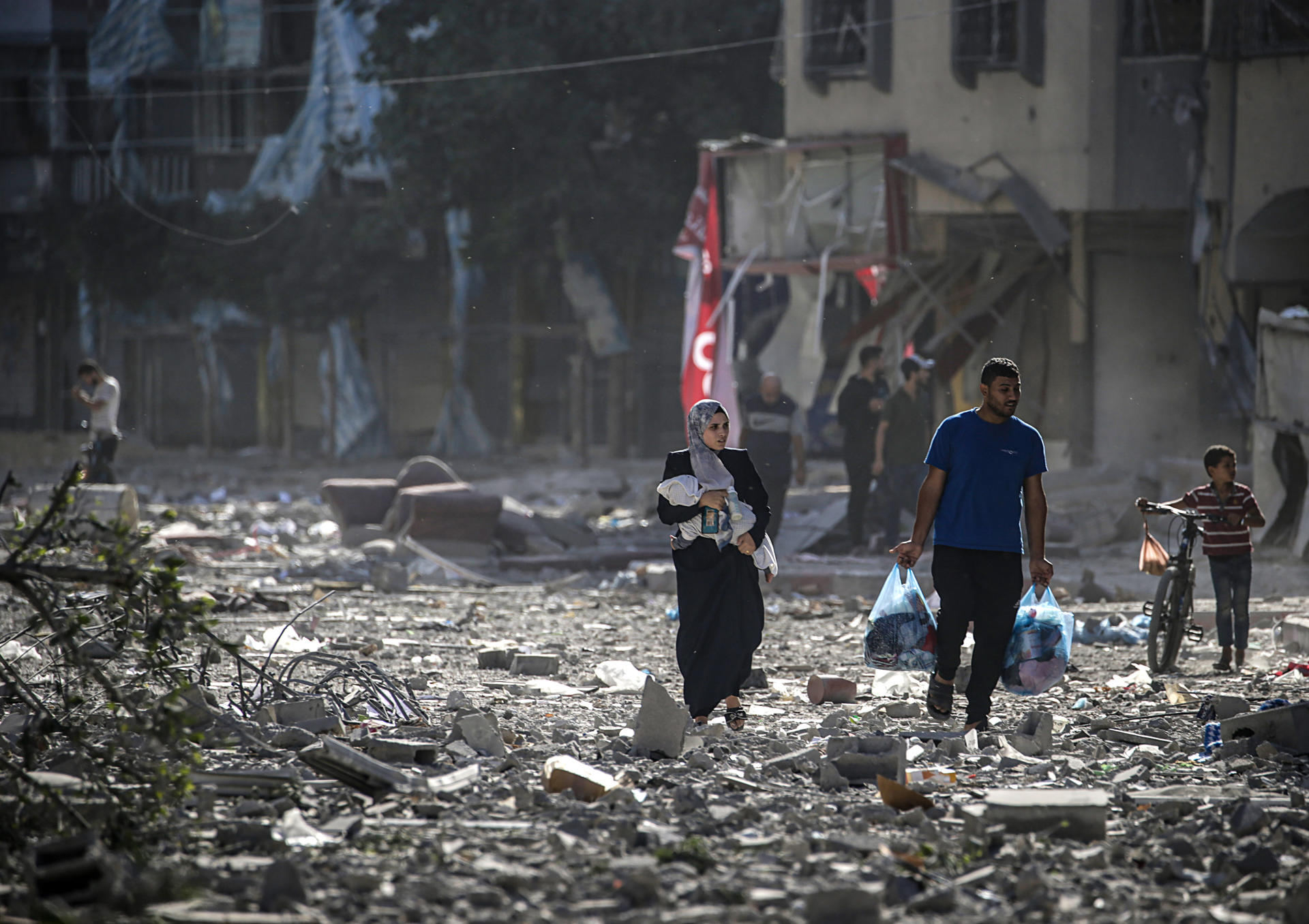 Una familia palestina entre los escombros en el barrio de Tel al-Hawa, en Gaza
