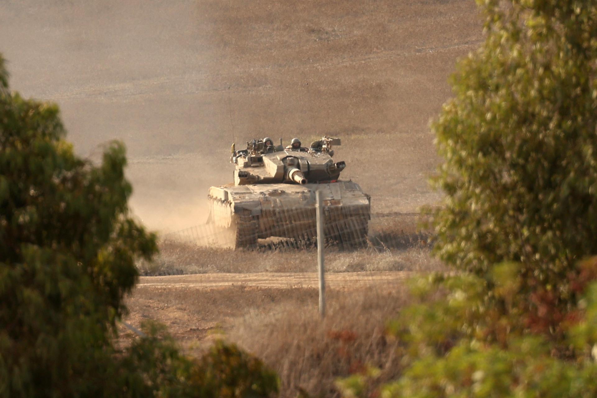 Un tanque israelí maniobra a lo largo de la frontera con la Franja de Gaza