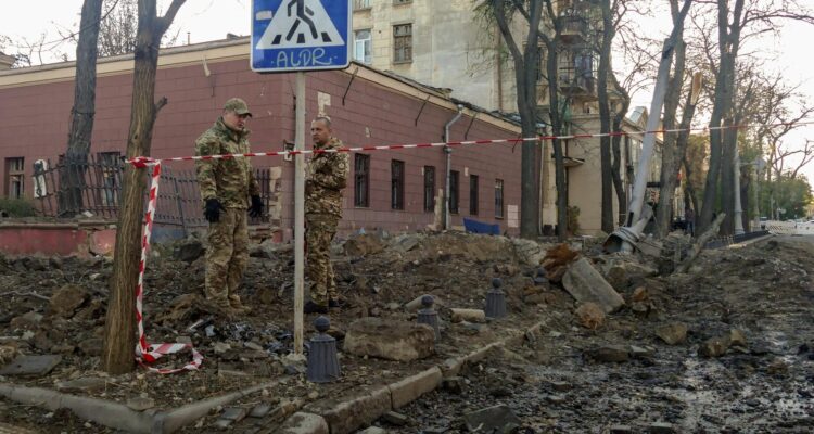 Militares ucranianos inspeccionan el sitio cerca del Museo de Arte después del bombardeo en Odesa, sur de Ucrania