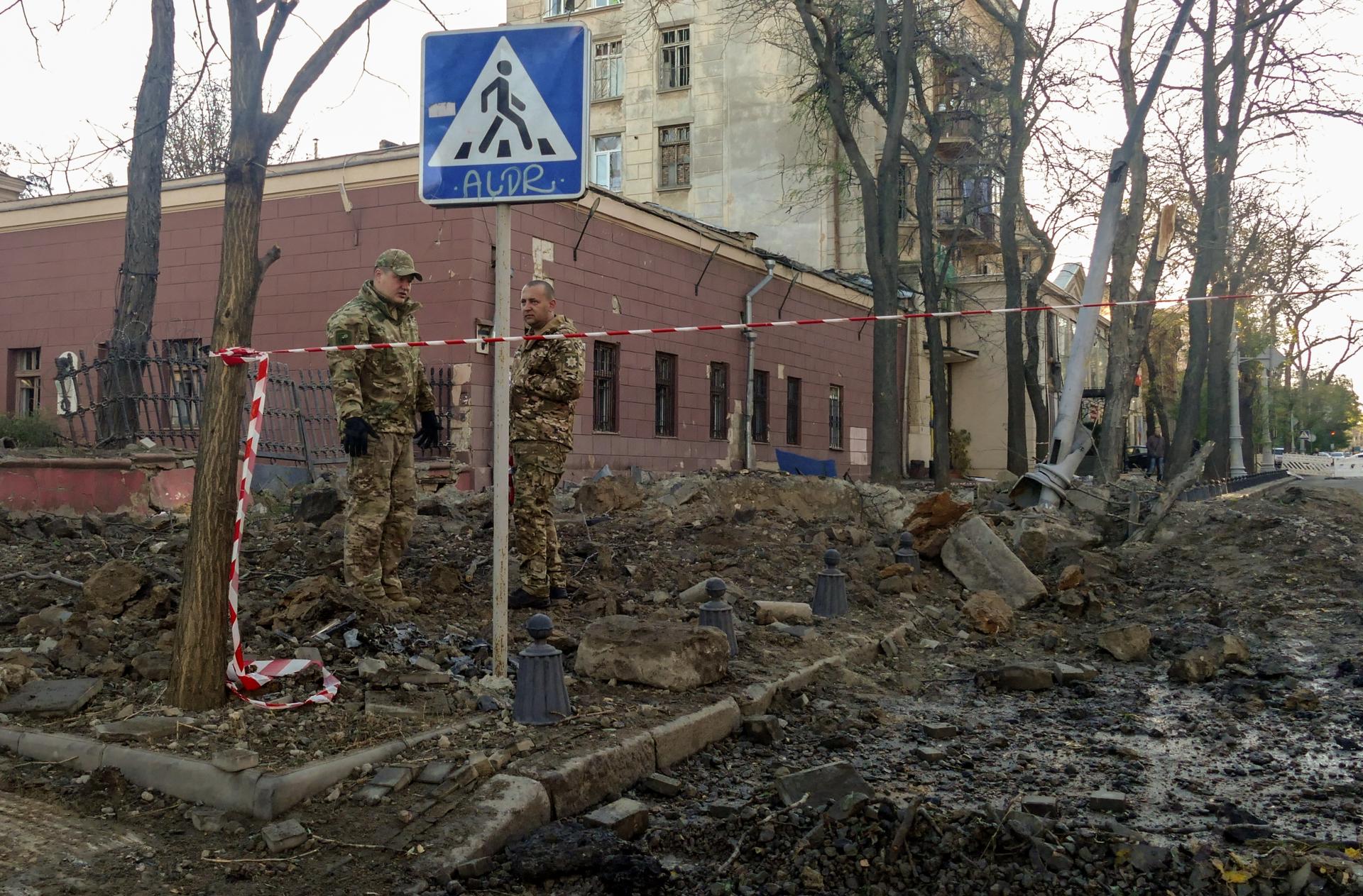 Militares ucranianos inspeccionan el sitio cerca del Museo de Arte después del bombardeo en Odesa, sur de Ucrania