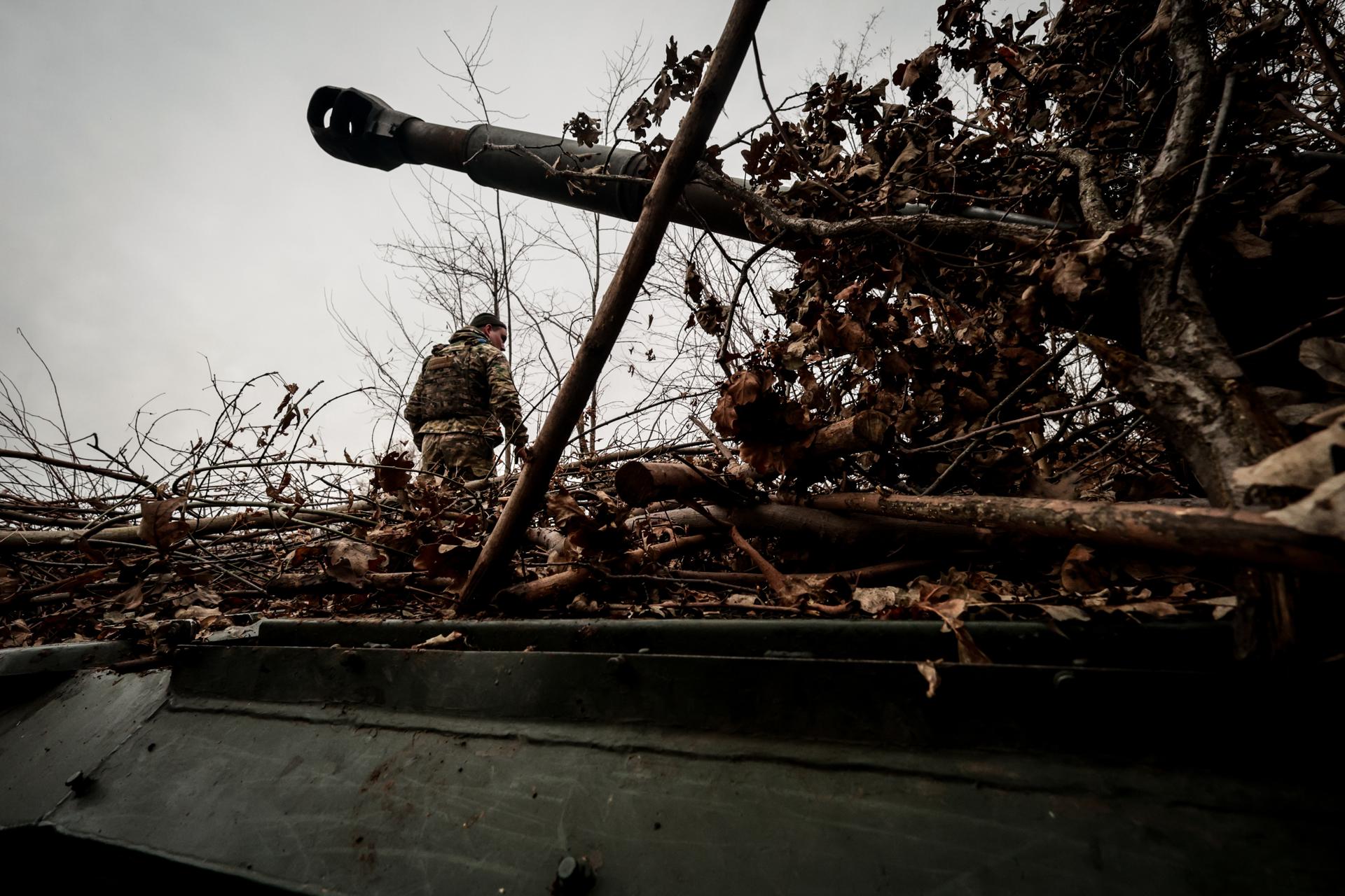 Militares ucranianos se preparan para disparar obuses en la región de Zaporizhia