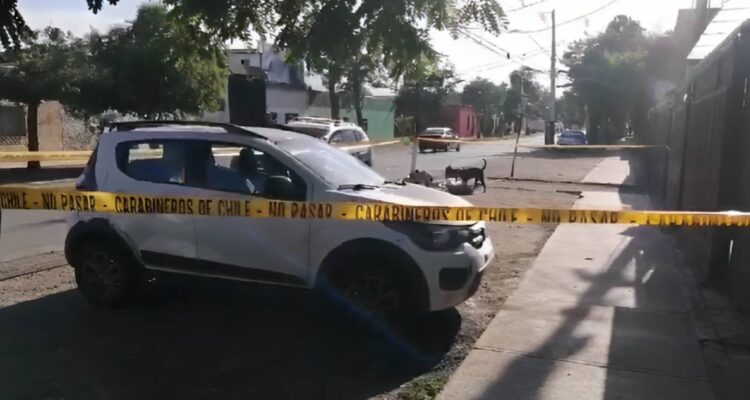 Hallan vehículo abandonado con impactos de bala y restos sanguíneos en Quinta Normal