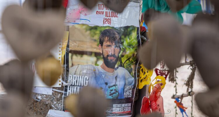 Afiches de personas secuestradas por Hamás frente al museo de Tel Aviv, Israel