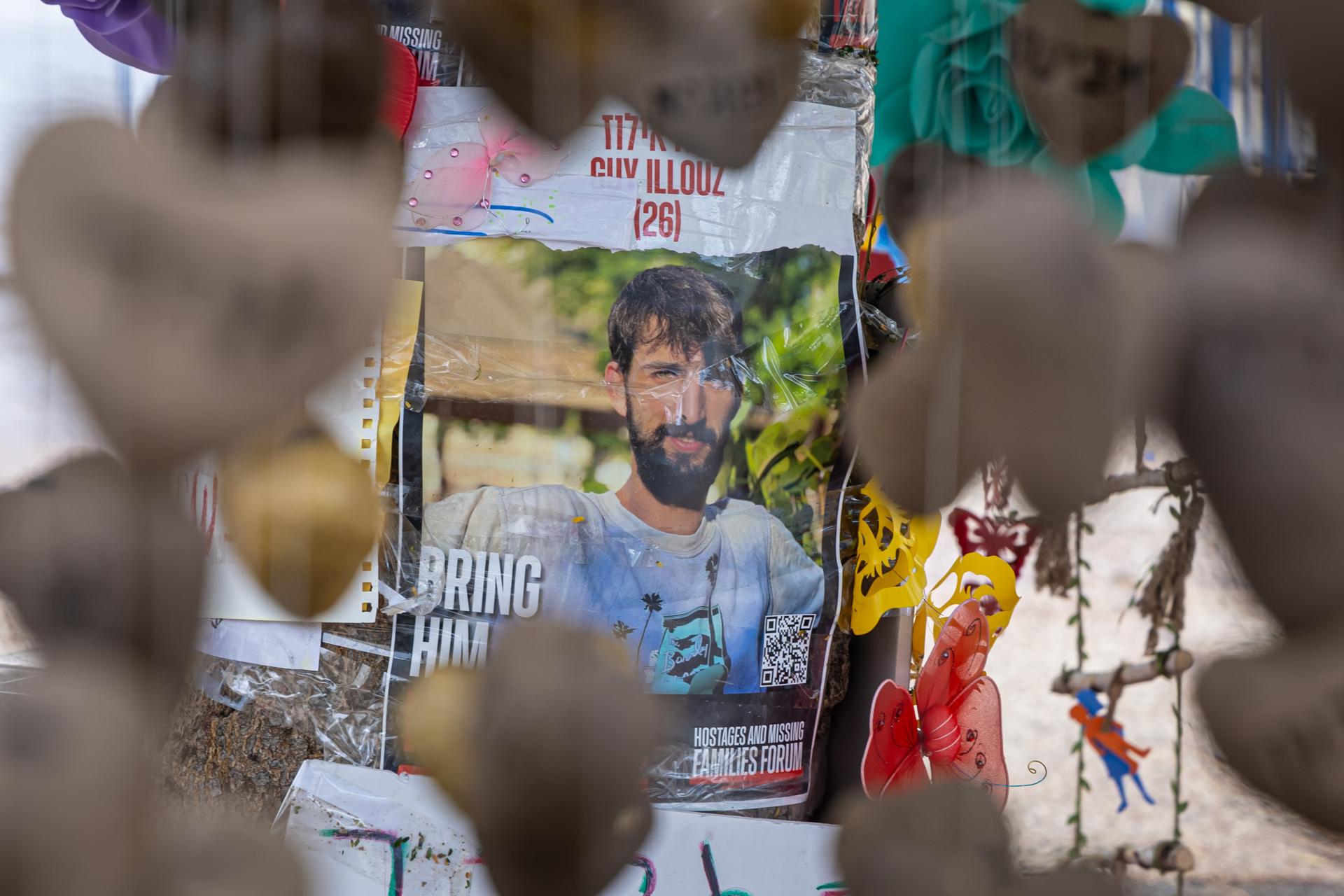 Afiches de personas secuestradas por Hamás frente al museo de Tel Aviv, Israel