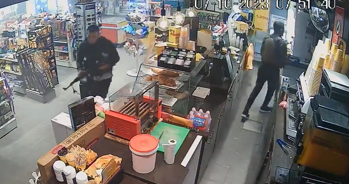 Miembros de Hamás en una gasolinera
