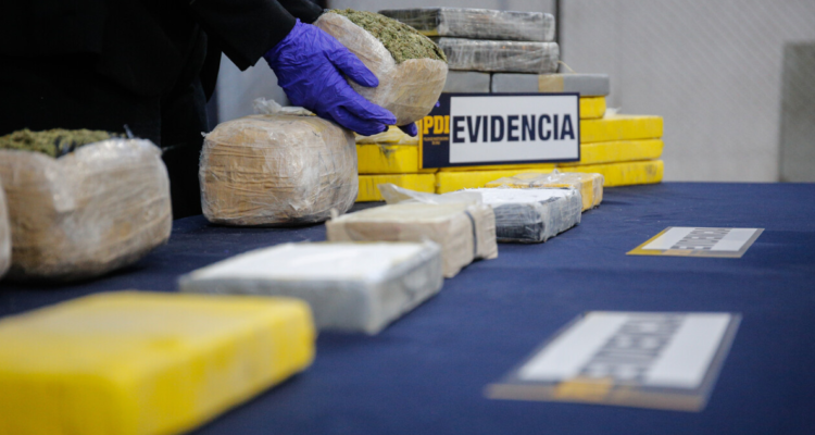 Hombre queda en prisión preventiva tras intentar enviar 14 kilos de droga por Chilexpress