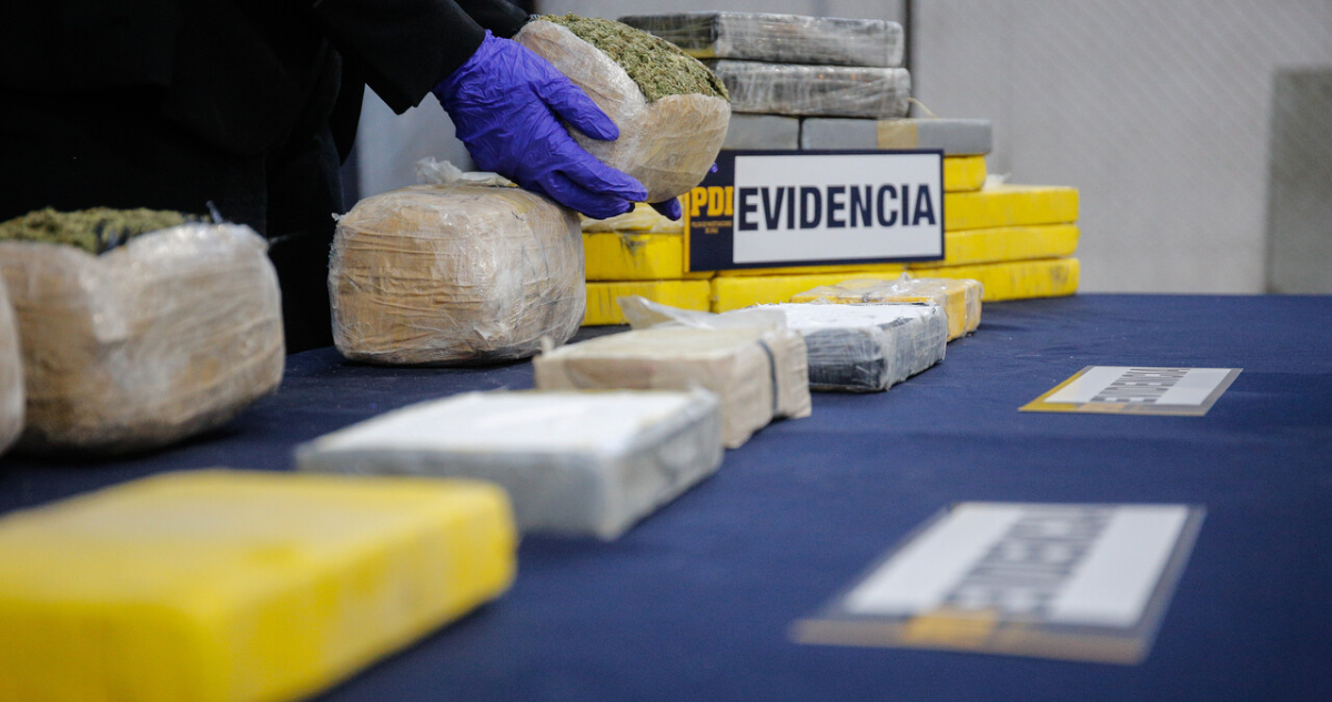 Hombre queda en prisión preventiva tras intentar enviar 14 kilos de droga por Chilexpress