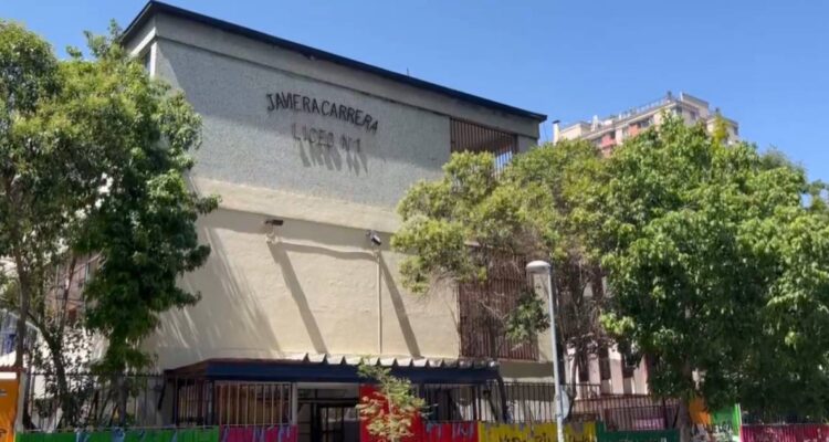 Profesores de Santiago hacen huelga de “brazos caídos” por el no pago de la totalidad de sus sueldos
