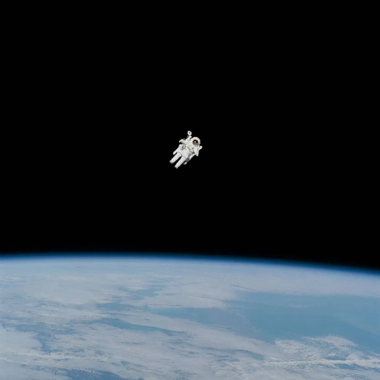 ¿Es real la imagen del astronauta flotando a la deriva en el espacio por encima de la Tierra? 
