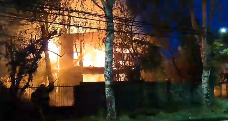 Incendio destruye casa de dos pisos en Los Ángeles