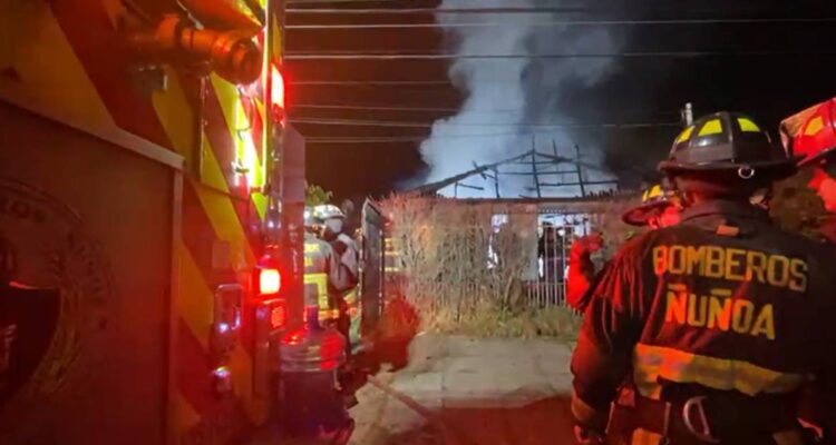 Incendio destruye una vivienda en Macul: se habría originado por falla eléctrica