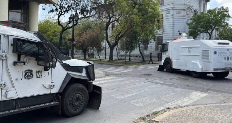 Carabineros retiene a más de 100 estudiantes en el Liceo de Aplicación tras nuevos incidentes