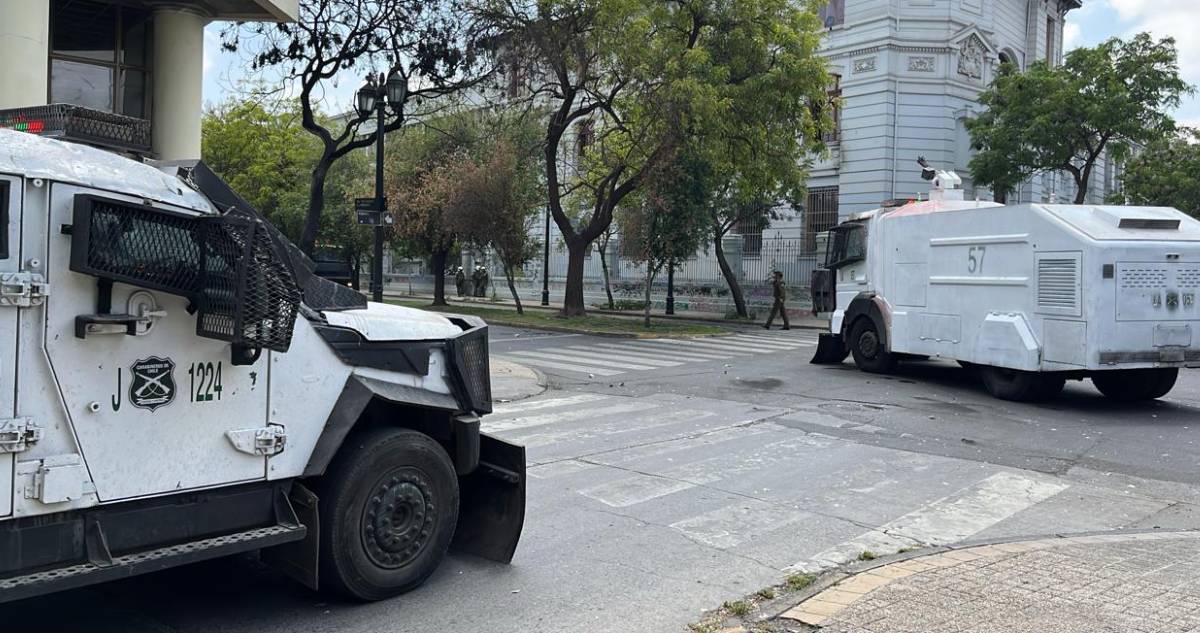 Carabineros retiene a más de 100 estudiantes en el Liceo de Aplicación tras nuevos incidentes