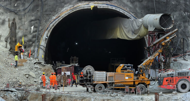 Comienza operativo de rescate de 41 mineros atrapados en la India