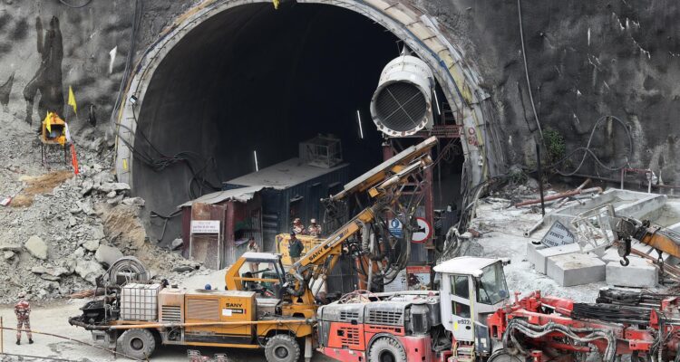 Una vista general del lugar del túnel de Silkyara que se derrumbó mientras estaba en construcción